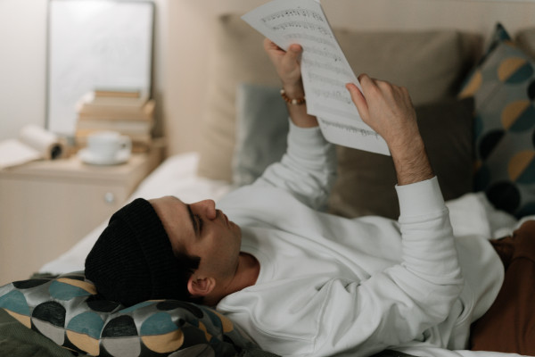 Homme étudiant la théorie musicale